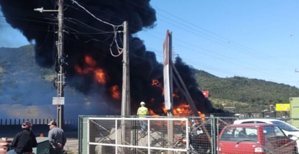 Incêndio em caminhão com gasolina interdita BR-101 em ambos os sentidos