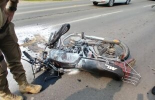 Motociclista fica ferido e moto pega fogo após colisão com carro em Orleans