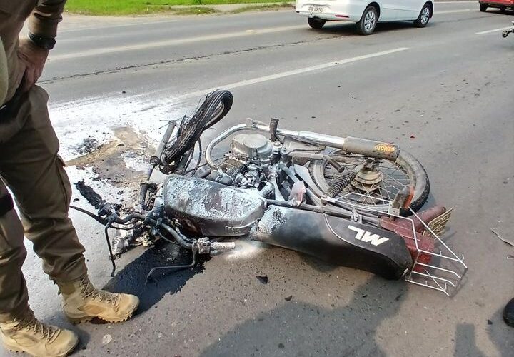 Motociclista fica ferido e moto pega fogo após colisão com carro em Orleans