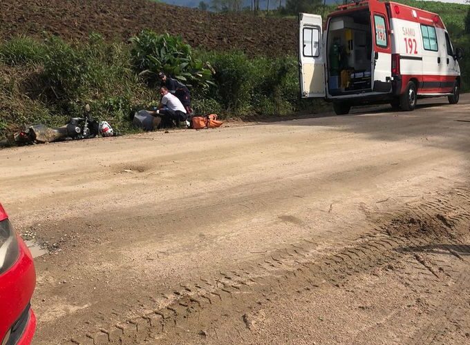 Motociclista sofre politraumatismo após colidir contra carro, no interior de Lauro Müller