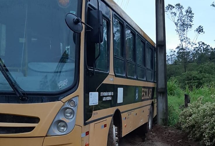 Ônibus com estudantes desliza no barro e cai em atoleiro, no interior de Lauro Müller