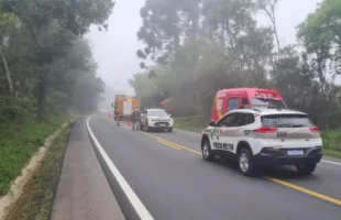 Grave acidente entre carreta e carro mata cinco pessoas da mesma familia