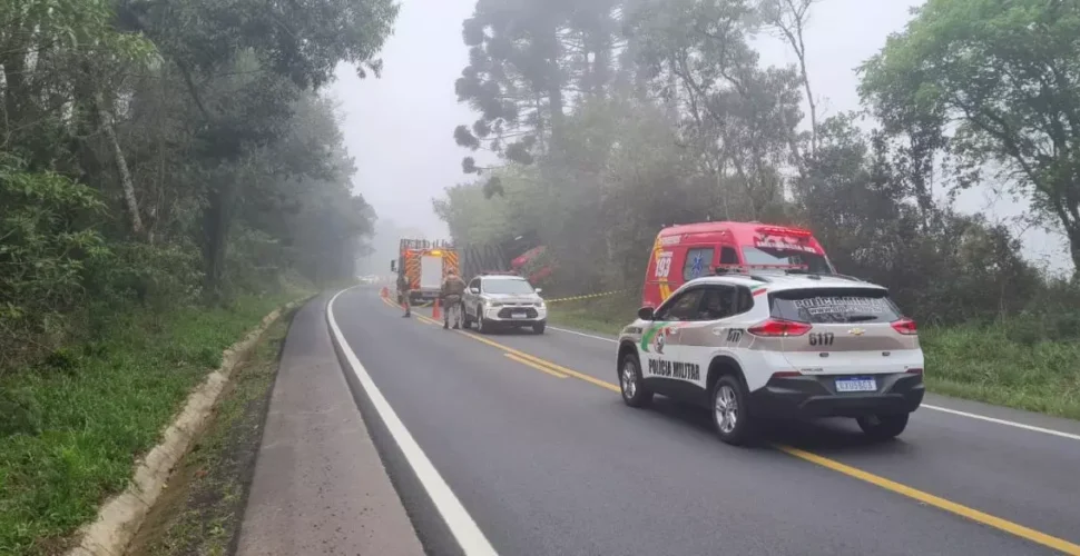 Grave acidente entre carreta e carro mata cinco pessoas da mesma familia