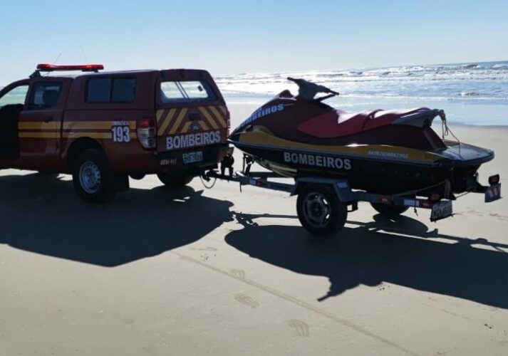 Bombeiros ainda procuram por pescador desaparecido durante naufrágio em Passo de Torres