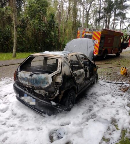 Bombeiros combatem incêndio em veículo em Orleans