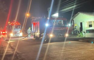 Casa de dois andares pega fogo em Lauro Müller; família suspeita de incêndio criminoso