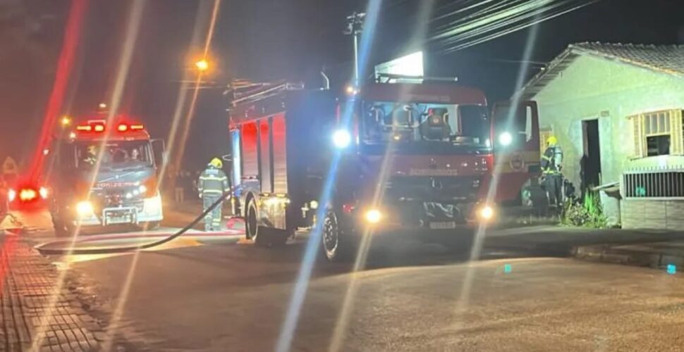 Casa de dois andares pega fogo em Lauro Müller; família suspeita de incêndio criminoso