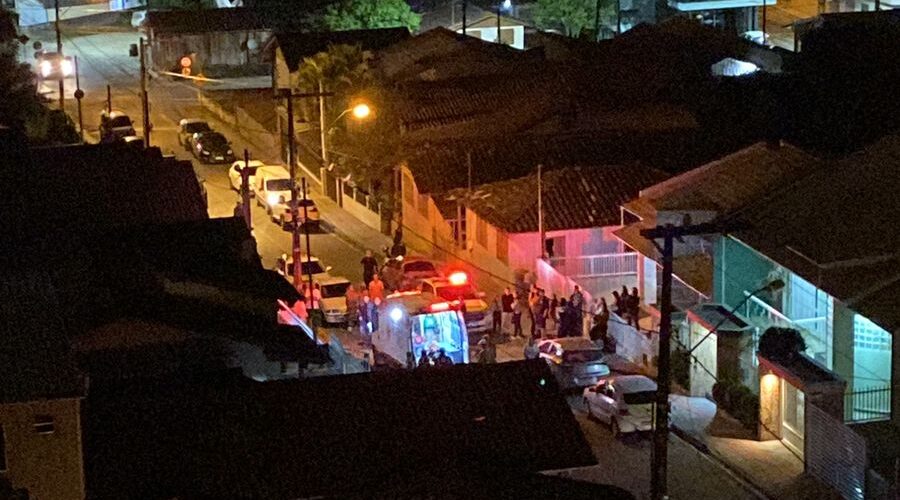 Homem invade residências e percorre telhados, antes de cair em banheiro em Lauro Müller