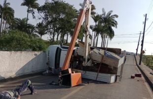 Caminhão munck tomba durante trabalho de manutenção de iluminação pública, em Lauro Müller