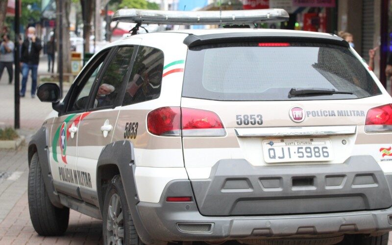 Homem é hospitalizado após ameaçar parente da esposa com um machado