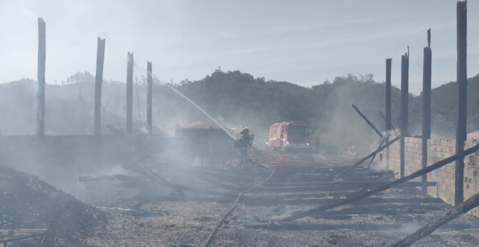 Fogo atinge empresa de carvão em São Ludgero