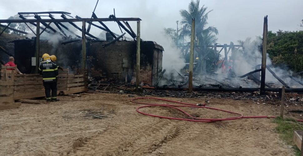 Voluntários se mobilizam para ajudar família de agricultores que perdeu estufa de fumo em incêndio