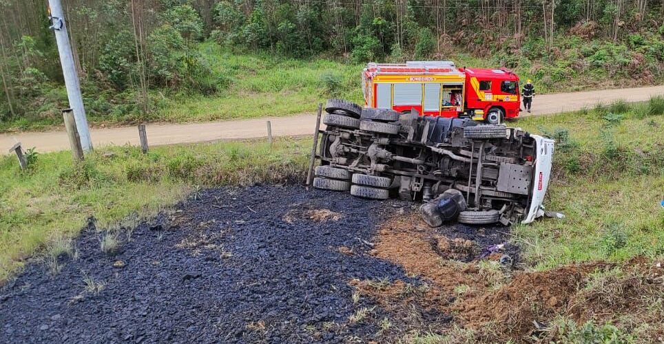 Motorista morre após caminhão tombar em Treviso