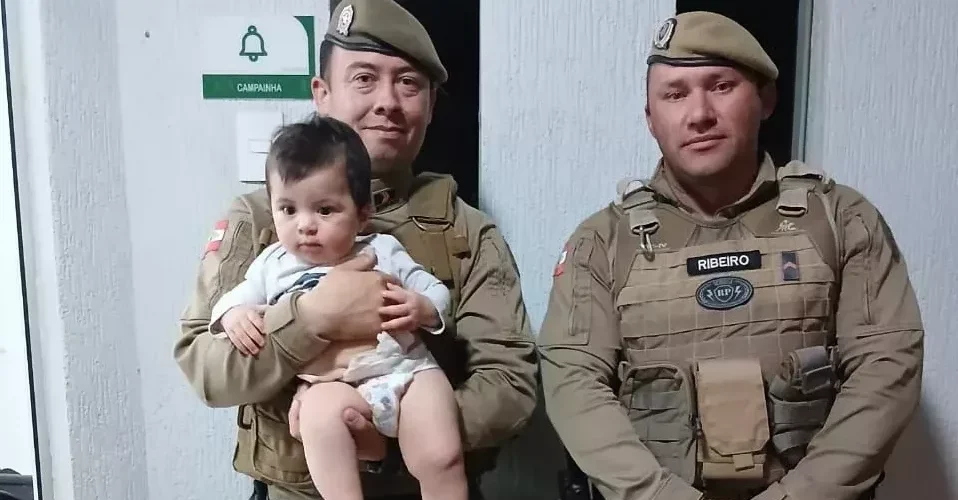 Bebê de oito meses é reanimado pela Polícia Militar após cair do sofá e entrar em convulsão