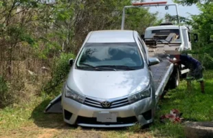 Veículo roubado é encontrado camuflado em matagal de Criciúma