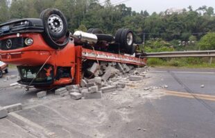 Caminhão capota na SC-390 em Lauro Müller após problemas mecânicos