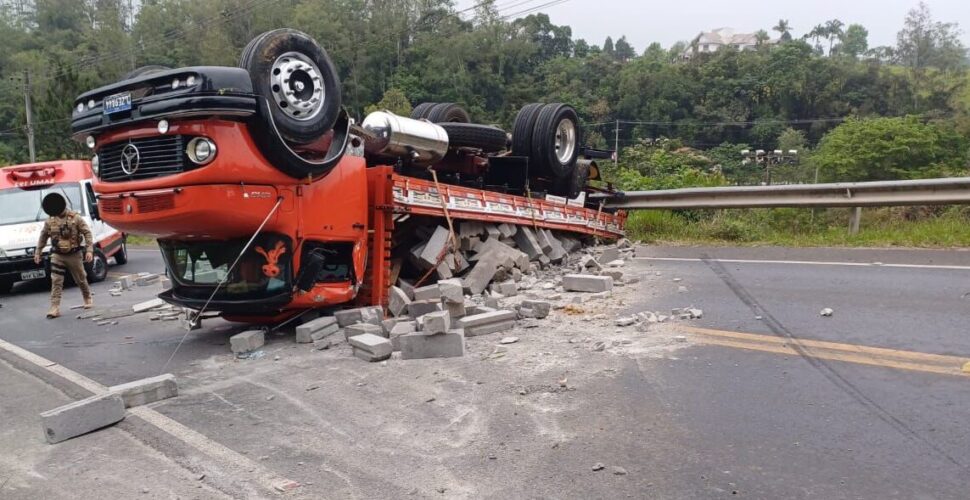 Caminhão capota na SC-390 em Lauro Müller após problemas mecânicos