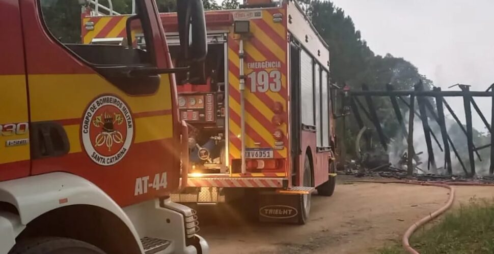 Incêndio em estufa de fumo mobiliza Corpo de Bombeiros em Lauro Müller