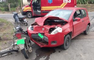 Em Urussanga, motociclista colide contra carro e é hospitalizada com suspeita de fratura no fêmur