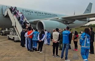 Avião com 221 brasileiros repatriados do Líbano pousa em Guarulhos