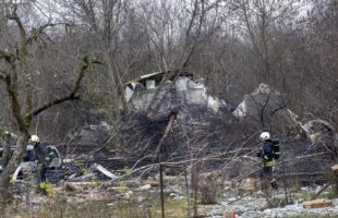 Avião cai em cima de casa perto de aeroporto na Lituânia