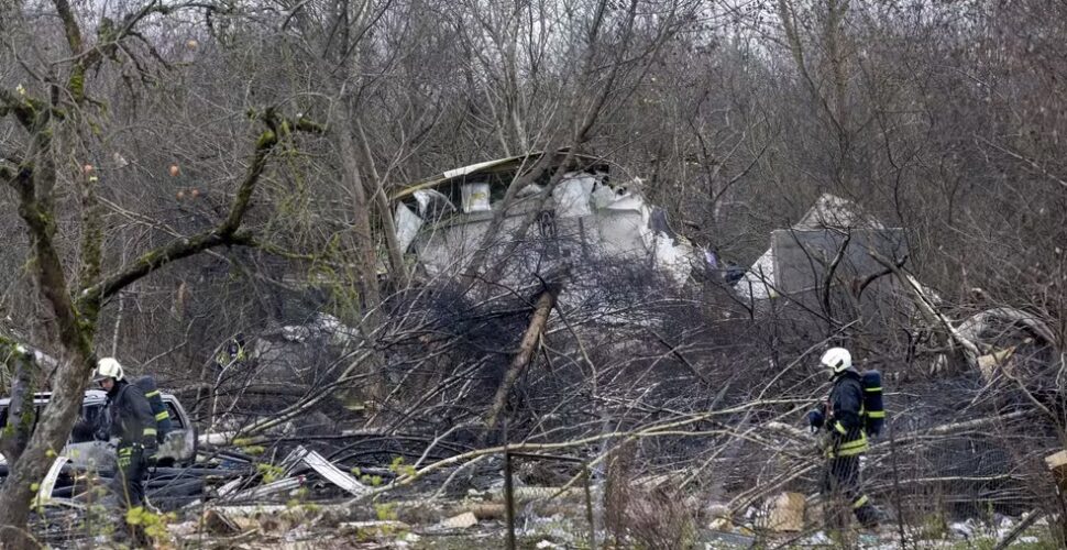 Avião cai em cima de casa perto de aeroporto na Lituânia