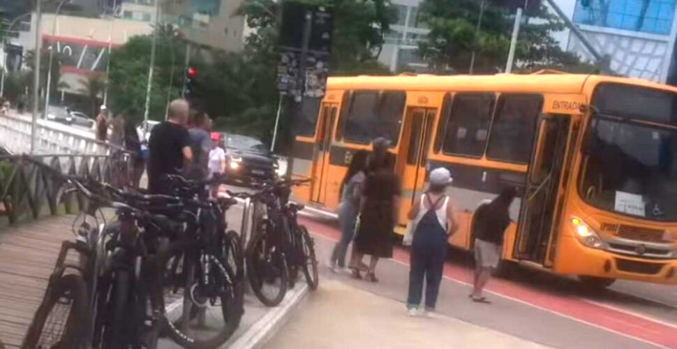 Homem alterado invade ônibus escolar e acaba detido pela Guarda Municipal