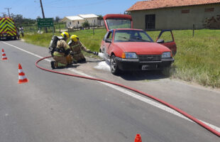 Carro com 7 pessoas gira na pista após pneu soltar e pega fogo