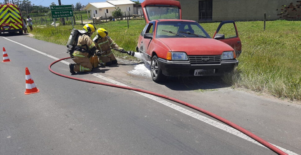 Carro com 7 pessoas gira na pista após pneu soltar e pega fogo