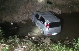 BR-101: jovens são resgatados após carro capotar e cair em rio de Içara