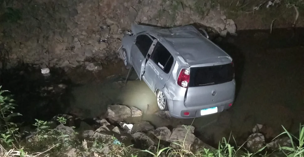 BR-101: jovens são resgatados após carro capotar e cair em rio de Içara