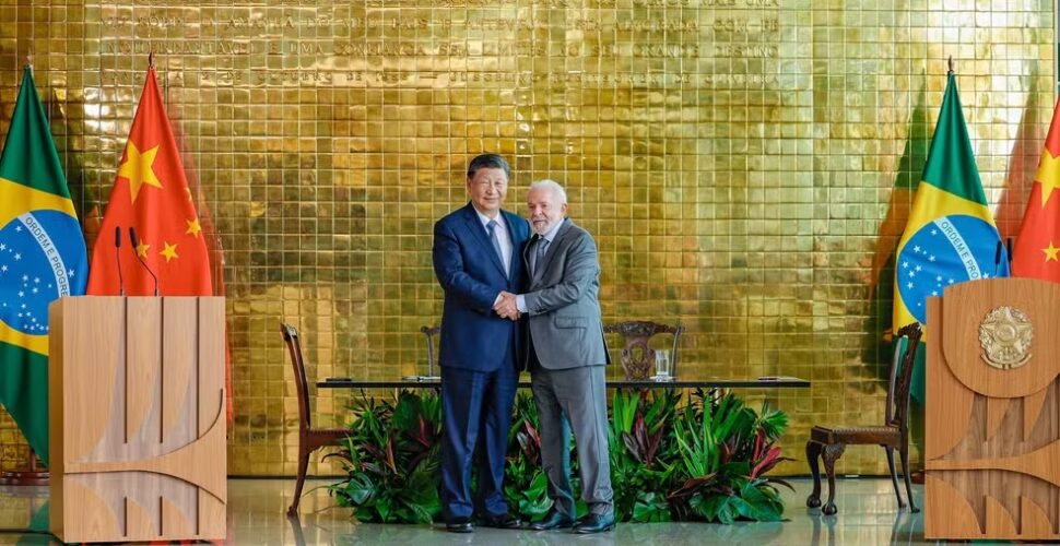 Lula e Xi defendem mais comércio entre Brasil e China e assinam acordos nas áreas de satélites e agricultura