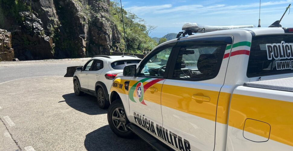 Veículo colide contra mureta de concreto na Serra do Rio do Rastro