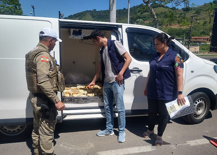 Vigilância apreende carga de queijos em condição irregular