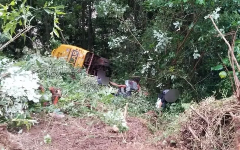 Micro-ônibus escolar capota em ribanceira de 20 metros