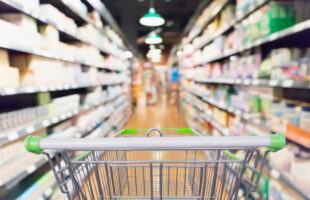 Homem é flagrado furtando carnes de supermercado e escondendo produtos na roupa