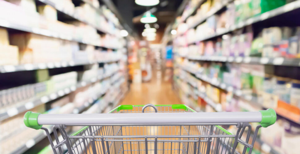 Homem é flagrado furtando carnes de supermercado e escondendo produtos na roupa