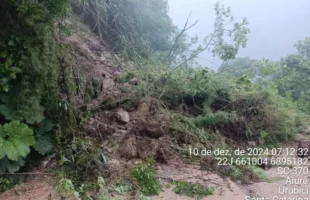 Queda de barreira interdita a Serra do Corvo Branco nesta terça-feira.