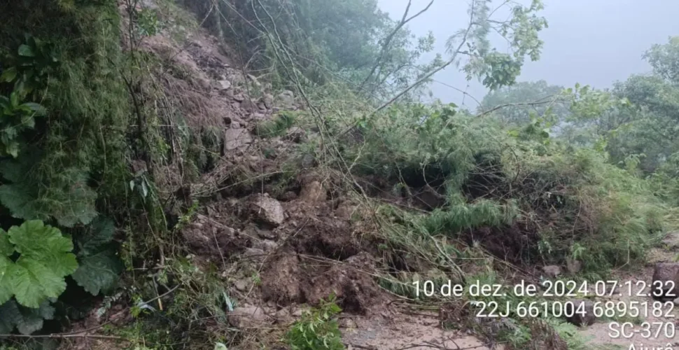 Queda de barreira interdita a Serra do Corvo Branco nesta terça-feira.