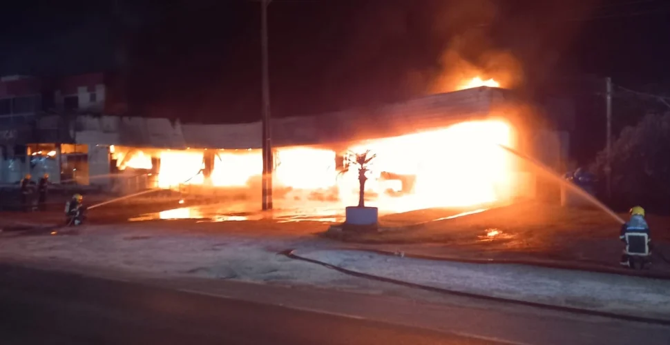 Loja de materiais de construção é destruída por incêndio em Içara