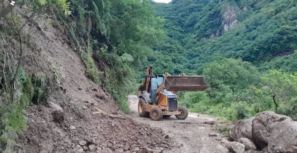 Serra do Corvo Branco é liberada para trânsito após queda de barreira