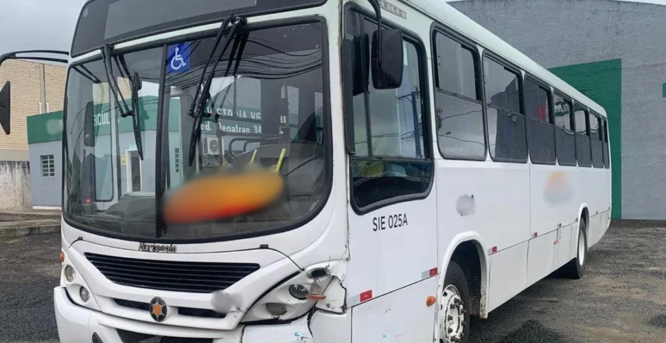 Acidente entre carro com crianças e ônibus deixa feridos em Criciúma