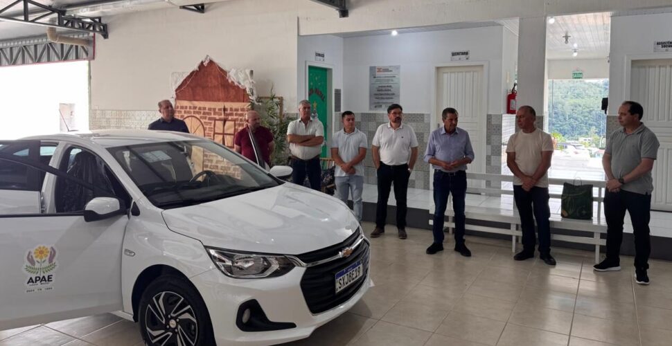 Em Lauro Müller, deputado Julio Garcia entrega veículo para Apae, visita obra e anuncia novos recursos