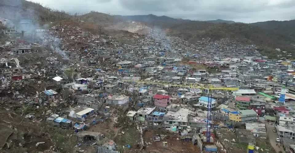 Premiê francês promete religar energia e proibir favelas em Mayotte após ciclone