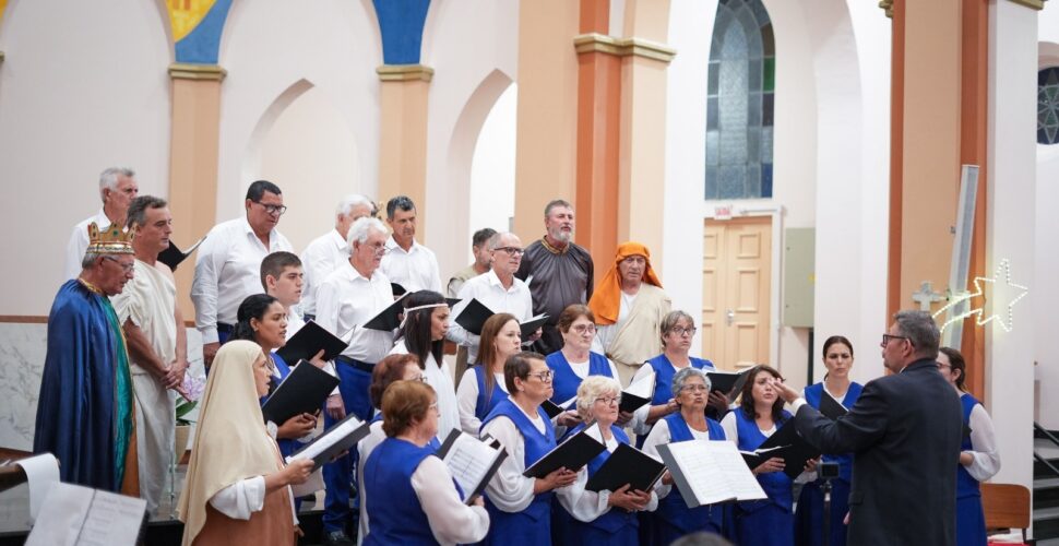 Coral São Marcos encena “Oratório de Natal” e emociona o público com o projeto “Fé e Música” em Orleans