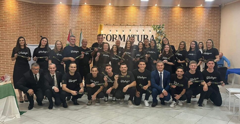 Assembleia de Deus de Lauro Müller celebra formatura de alunos do Curso Básico de Teologia