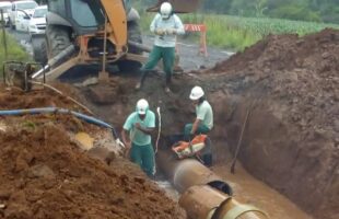 Casan realiza reparo em rede adutora e interrompe abastecimento de água em Lauro Müller