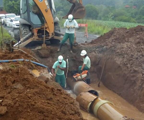 Casan realiza reparo em rede adutora e interrompe abastecimento de água em Lauro Müller