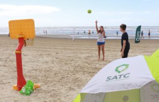 Satc na Praia retorna em 2025 com programação para toda a família