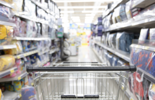 Homem furta bebida de supermercado para comprar presente para o filho